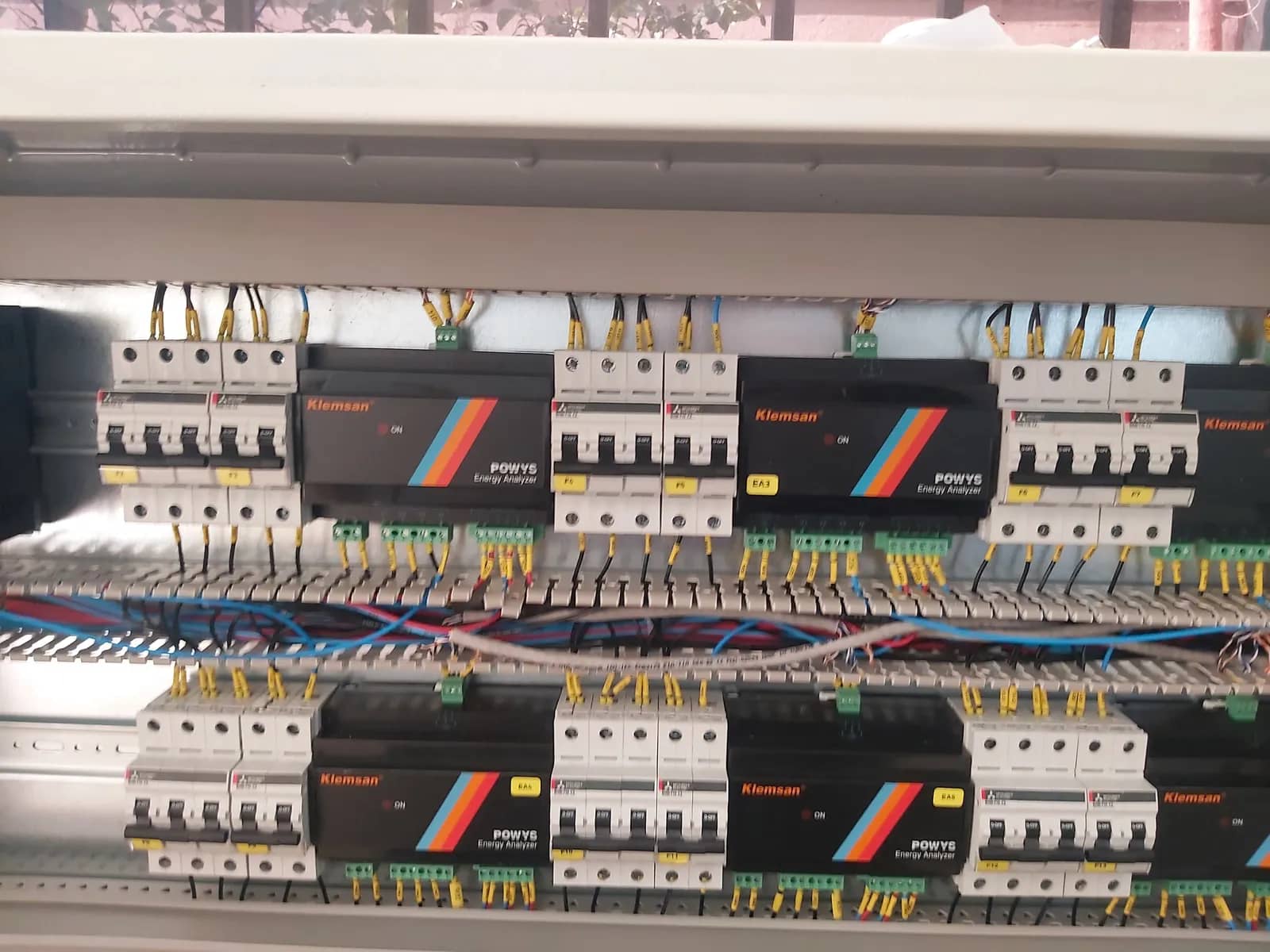 Atölyede montajı ve testleri tamamlanan otomasyon panosu