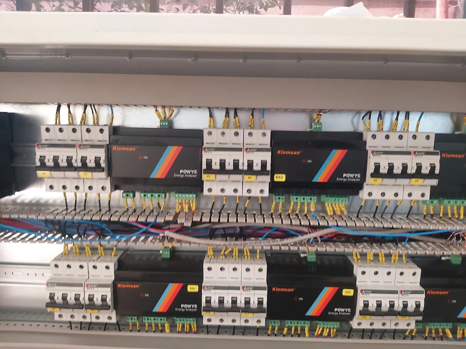 Atölyede montajı ve testleri tamamlanan otomasyon panosu